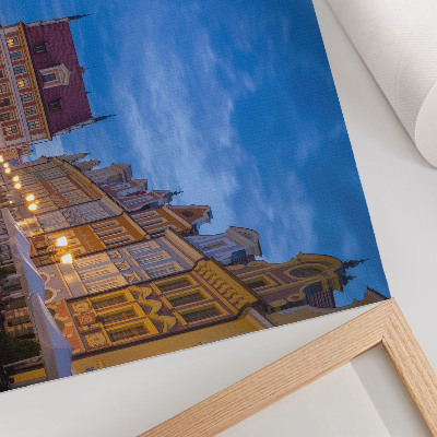 Stijlvolle wandposter Historische huizenblokken 's avonds verlicht met kleurrijke lampen.