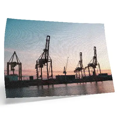 Moderne decoratieve poster met kraanwagens in de haven bij zonsondergang