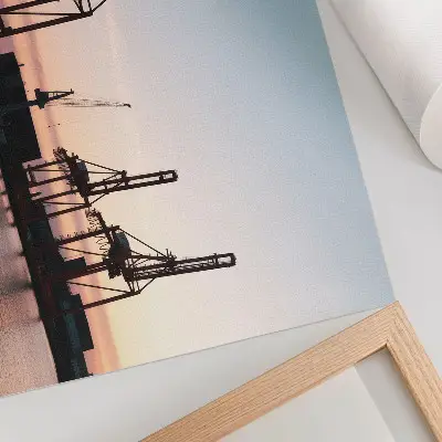 Moderne decoratieve poster met kraanwagens in de haven bij zonsondergang