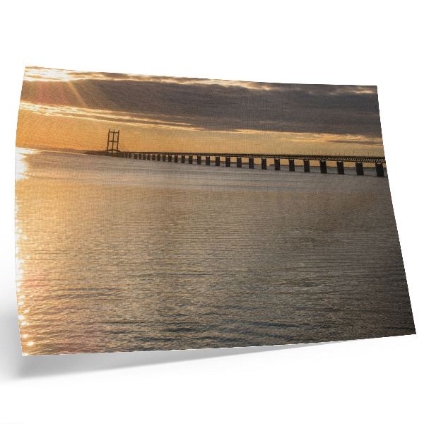 Stijlvolle wandposter Een brug aan de horizon, verlicht door de zon.