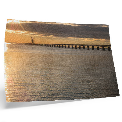 Stijlvolle wandposter Een brug aan de horizon, verlicht door de zon.