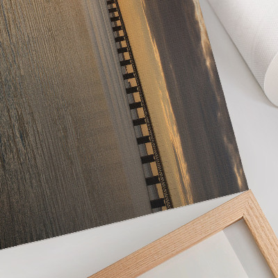 Stijlvolle wandposter Een brug aan de horizon, verlicht door de zon.
