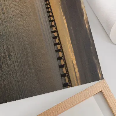 Stijlvolle wandposter met een brug aan de horizon verlicht door de zon