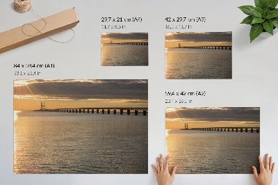 Stijlvolle wandposter Een brug aan de horizon, verlicht door de zon.