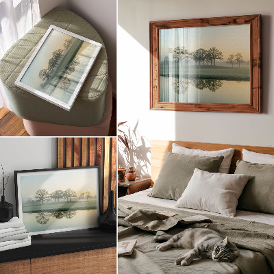 Moderne decoratieve poster Rustig wateroppervlak, weerspiegeling van bomen, zachte mist