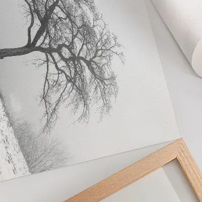 Poster eenzame boom in de winter die vrede, minimalisme en harmonie uitstraalt