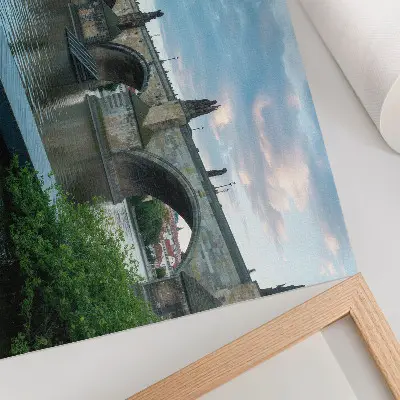 Moderne decoratieve poster brug over de rivier met historische architectuur in een vredige sfeer