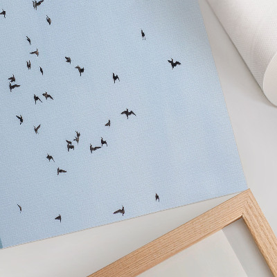 Poster Een zwerm vogels boven de blauwe zee