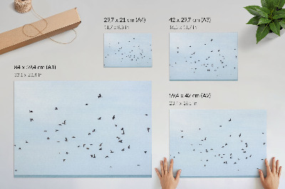 Poster Een zwerm vogels boven de blauwe zee