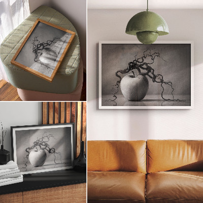 Moderne decoratieve poster Het contrast tussen de appel en de tak is harmonieus en monochroom.
