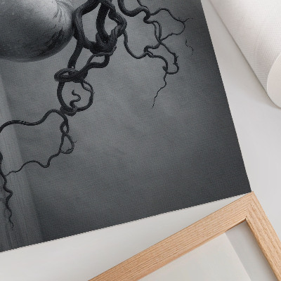Moderne decoratieve poster Het contrast tussen de appel en de tak is harmonieus en monochroom.