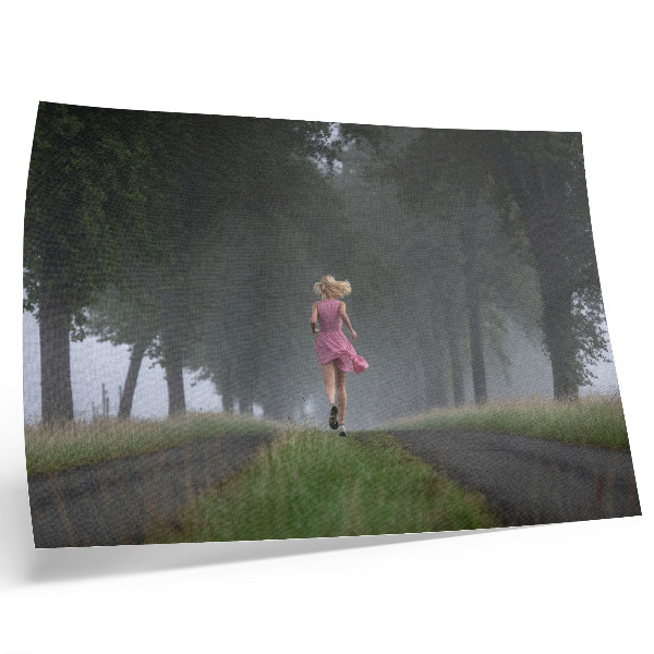 Poster Rennende figuur steeg mist bomen groen
