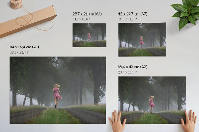 Poster Rennende figuur steeg mist bomen groen