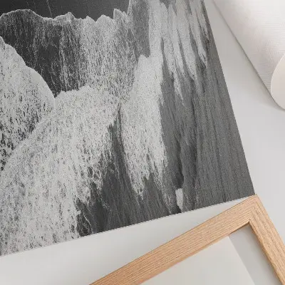 Moderne decoratieve poster met zwart-witte golven en zacht zand van een rustig strand