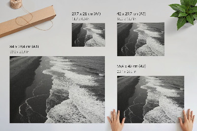 Moderne decoratieve poster Zwart-witte golven, zacht zand, rustig strand
