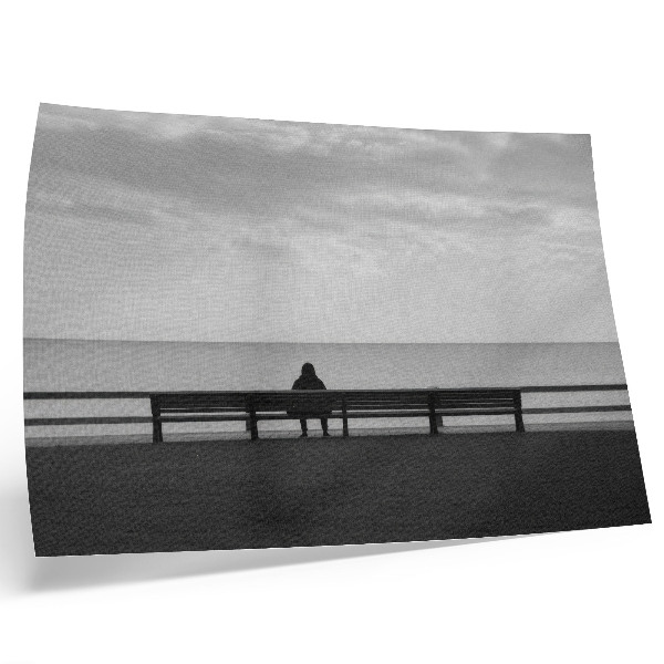 Poster Persoon op een bankje aan zee, grijze harmonie