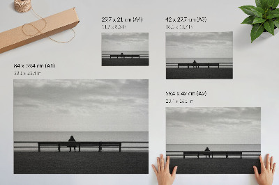 Poster Persoon op een bankje aan zee, grijze harmonie