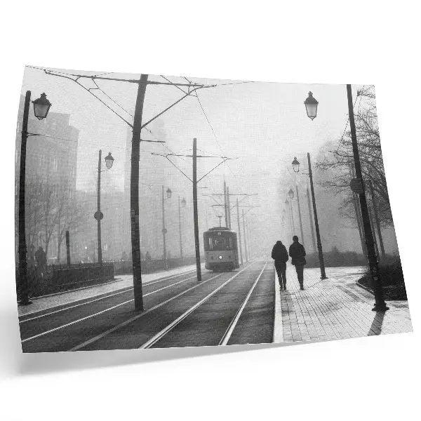 Poster tram met straatverlichting in stedelijke sfeer