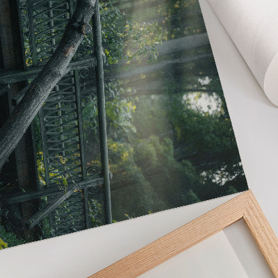 Stijlvolle wandposter Een houten brug te midden van groen en zonlicht.