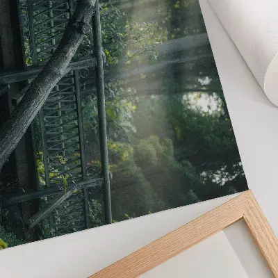 Stijlvolle wandposter met een houten brug te midden van groen en zonlicht