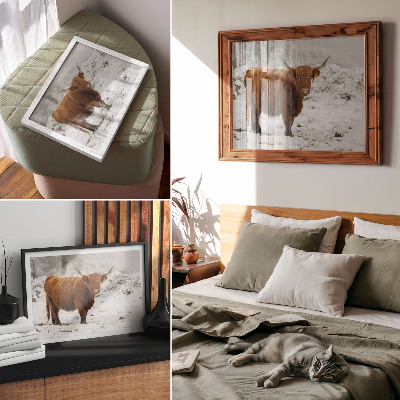 Moderne decoratieve poster Schotse koe in een besneeuwd landschap