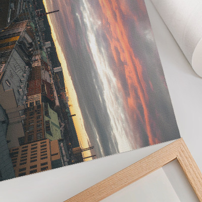 Moderne decoratieve poster Zonsondergang boven het stadspanorama in prachtige kleuren.