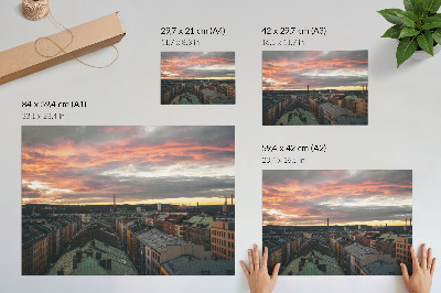 Moderne decoratieve poster Zonsondergang boven het stadspanorama in prachtige kleuren.