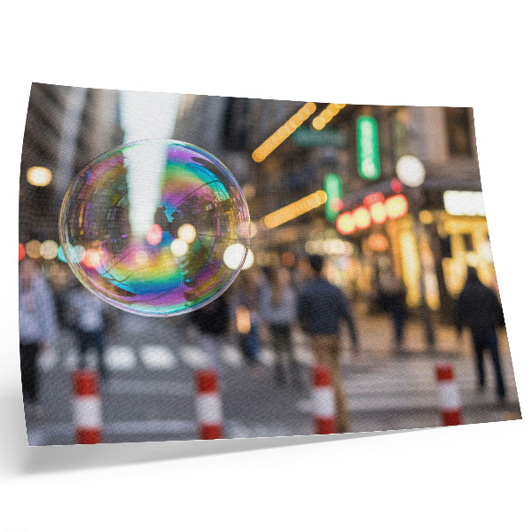 Moderne decoratieve poster Een levendige stadsstraat met een reflecterende bubbel.