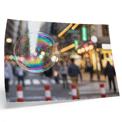 Moderne decoratieve poster Een levendige stadsstraat met een reflecterende bubbel.