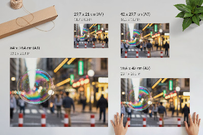 Moderne decoratieve poster Een levendige stadsstraat met een reflecterende bubbel.