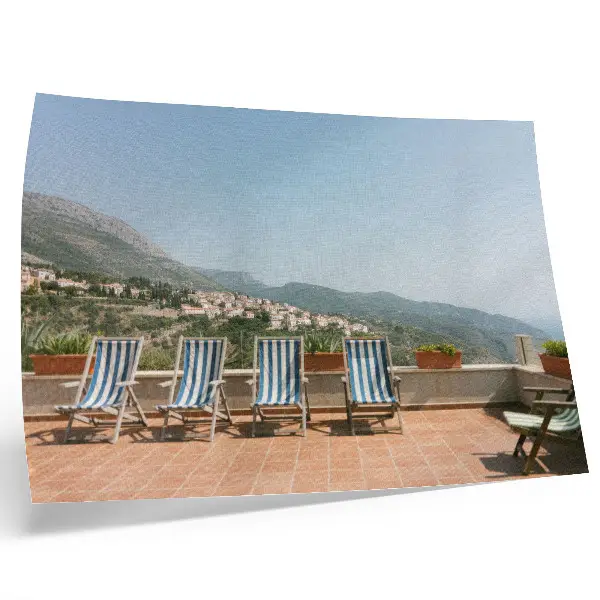 Moderne decoratieve poster ligstoelen op een terras met uitzicht op de bergen