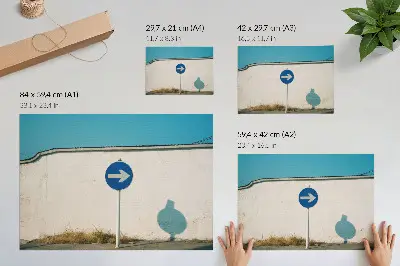Moderne decoratieve poster minimalistisch bord tegen een witte muur