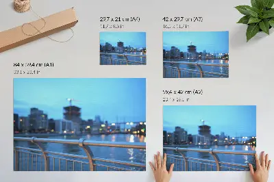 Poster stadsgezicht aan het water bij avond met een wazig lichteffect