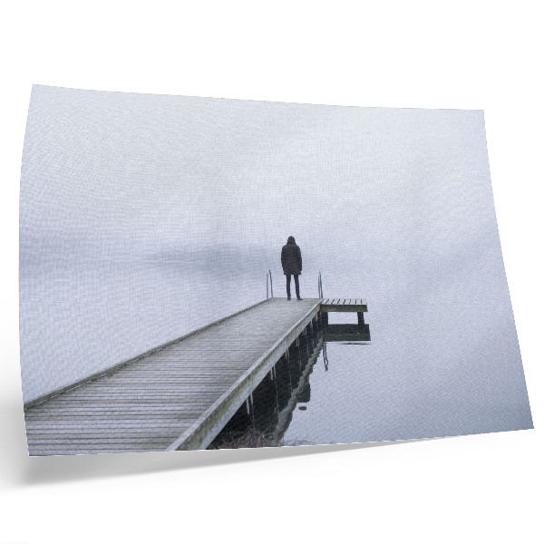 Moderne decoratieve poster Een eenzame figuur op een pier in de mist.