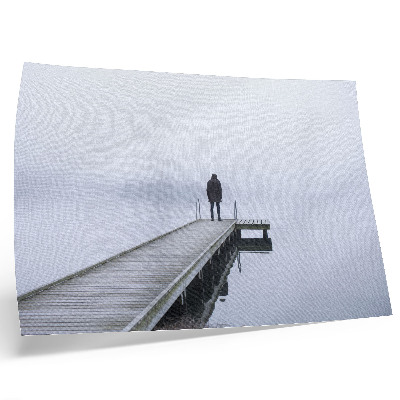 Moderne decoratieve poster Een eenzame figuur op een pier in de mist.