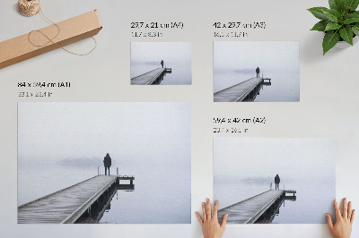 Moderne decoratieve poster Een eenzame figuur op een pier in de mist.
