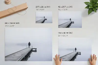 Moderne decoratieve poster eenzame figuur op een pier in de mist