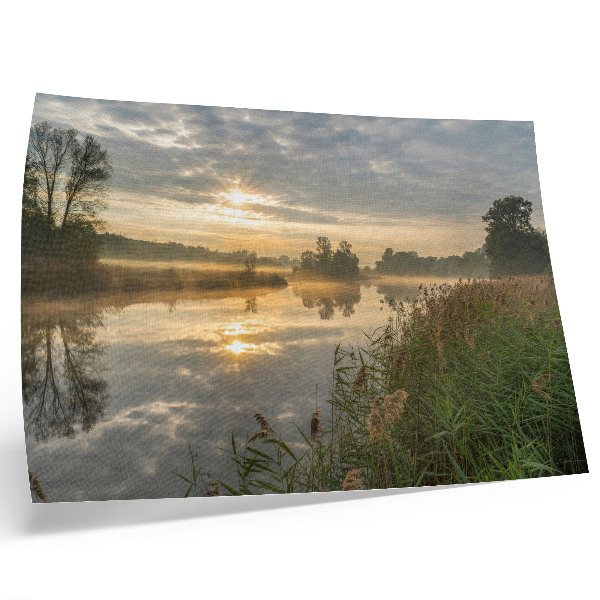 Poster Een mistige ochtend aan het meer met weerspiegelingen van de natuur.