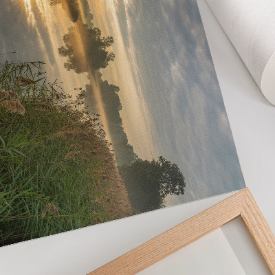 Poster Een mistige ochtend aan het meer met weerspiegelingen van de natuur.