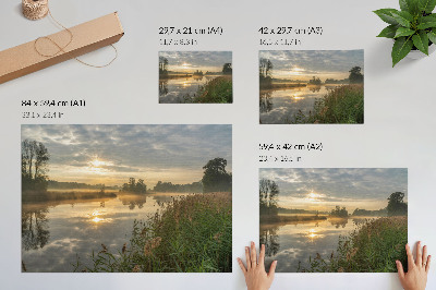 Poster Een mistige ochtend aan het meer met weerspiegelingen van de natuur.