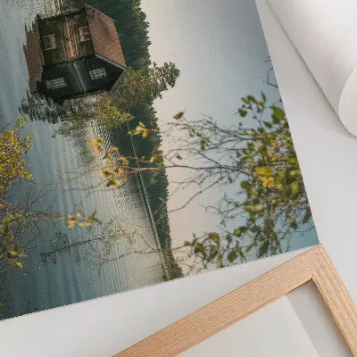 Stijlvolle wandposter huisje aan het meer met rustgevende weerspiegeling van het boswater