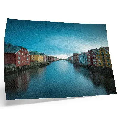 Moderne decoratieve poster kleurrijke huizen weerspiegeld in het water met een Scandinavische sfeer