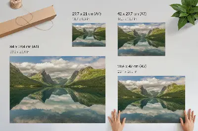 Moderne decoratieve poster schilderachtige bergen boven een meer met heldere weerspiegeling