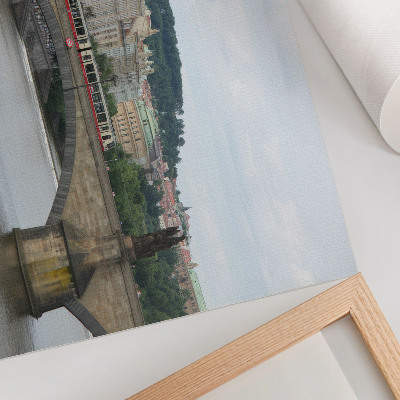 Stijlvolle wandposter Een brug over de rivier met een tram, omgeven door klassieke architectuur.