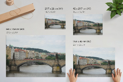Stijlvolle wandposter Een brug over de rivier met een tram, omgeven door klassieke architectuur.