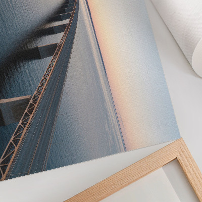 Poster Een brug over een kalme zee bij zonsondergang.