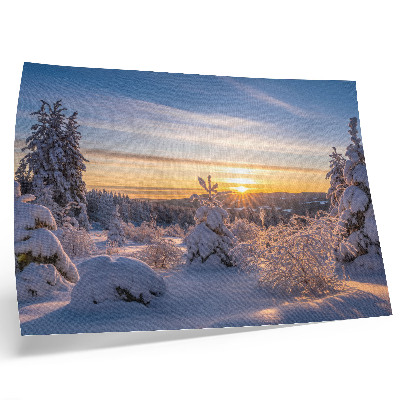Poster Winterlandschap met sneeuw en de zon aan de horizon.