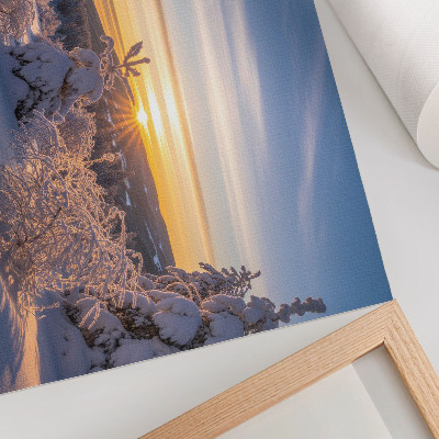 Poster Winterlandschap met sneeuw en de zon aan de horizon.