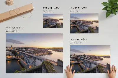 Poster brug met de stad tegen een zonsondergang