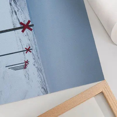Moderne decoratieve poster met witte heuvels, rode borden, ruimte en stilte